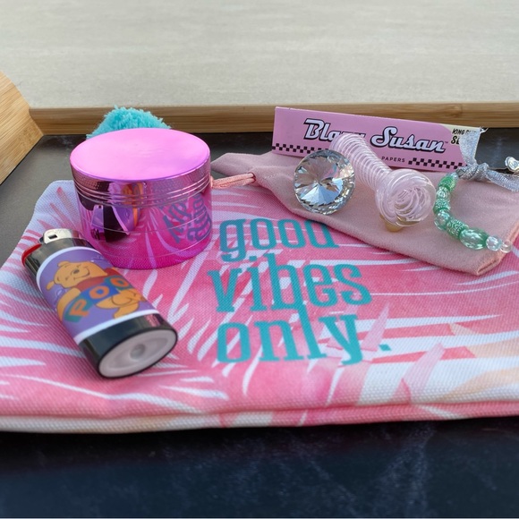 When A Woman Smokes Kit 💨 - Picture 2 of 10